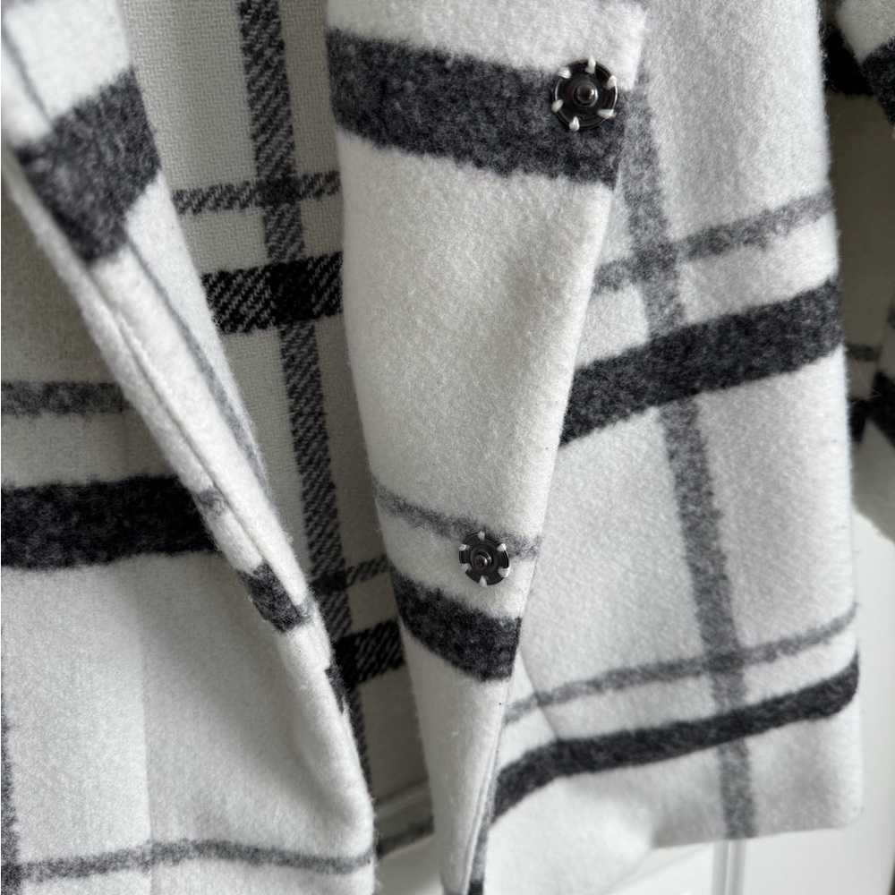 G. F. Collection Coat - Picture 5 of 11
